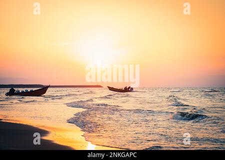 Vue panoramique magnifique coucher de soleil romantique à Bandar Anzali sur la côte de la mer caspienne Banque D'Images