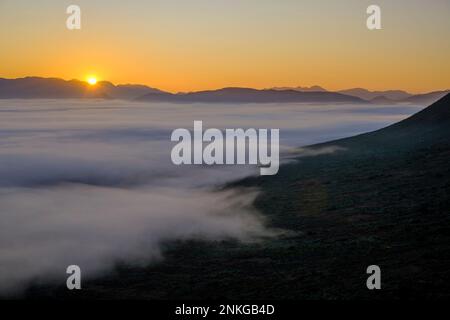 Vue panoramique sur les montagnes avec brouillard au lever du soleil Banque D'Images