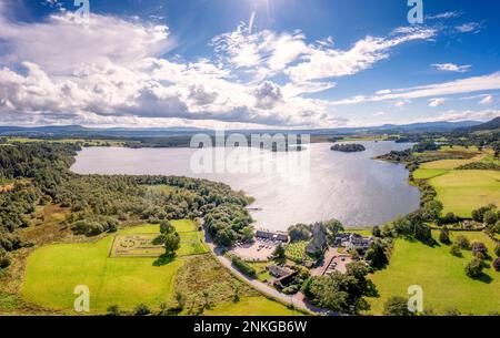 Photo aérienne du lac Menteith et de l'île Inchmahome, du Loch Lomond et du parc national des Trossachs, Stirling, Écosse Banque D'Images