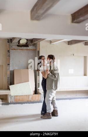 Couple d'âge mûr heureux dansant ensemble à la maison Banque D'Images