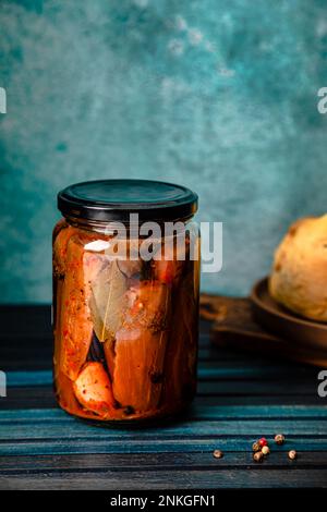 Aubergines marinées maison conservées dans un pot en verre Banque D'Images