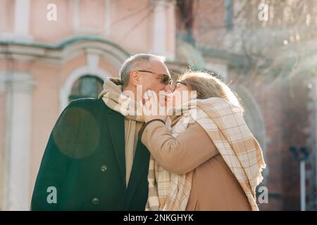 Couple senior affectueux s'embrassant les uns les autres Banque D'Images