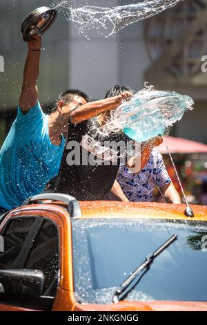 Bangkok, THAÏLANDE - 13 AVRIL 2018 : des gens dans les rues de Bangkok célèbrent le premier jour du festival Songkran, les célébrations du nouvel an thaïlandais. Banque D'Images