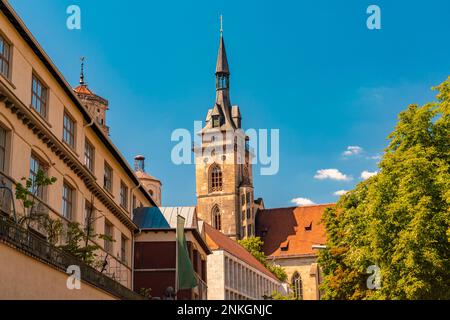 Tour de Stiftskirche sous ciel bleu, Stuttgart, Allemagne Banque D'Images