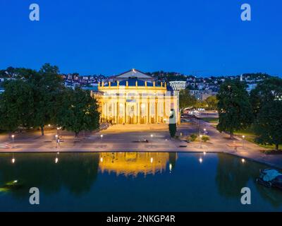 Réflexion du théâtre d'État de Stuttgart, reflet dans l'eau la nuit, Stuttgart, Allemagne Banque D'Images