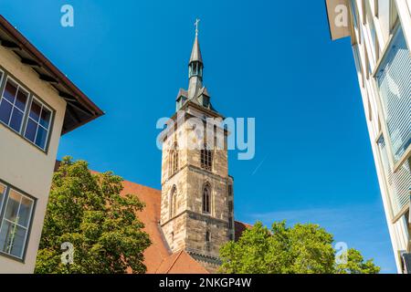 Tour de Stiftskirche sous ciel bleu, Stuttgart, Allemagne Banque D'Images