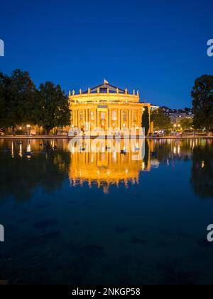 Réflexion du théâtre d'État de Stuttgart, reflet dans l'eau la nuit, Stuttgart, Allemagne Banque D'Images