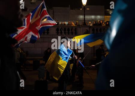 Londres, Royaume-Uni. 23rd févr. 2023. Un supporter est vu portant un drapeau d'Union Jack et enveloppé dans un drapeau ukrainien pendant le rassemblement à Trafalgar Square. L'ambassade AMÉRICAINE de Londres et l'ambassade d'Ukraine au Royaume-Uni se sont jointes pour organiser un rassemblement à Trafalgar Square à Londres en solidarité avec l'Ukraine à la veille du 1st ans de la guerre Russie-Ukraine. Crédit : SOPA Images Limited/Alamy Live News Banque D'Images