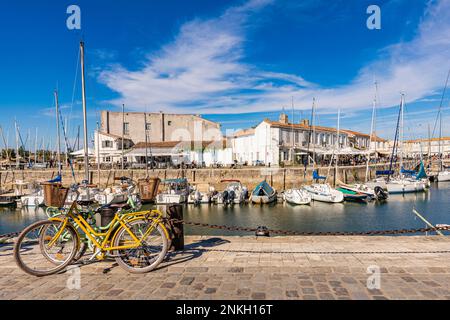 France, Nouvelle-Aquitaine, Saint-Martin-de-Re, divers bateaux amarrés dans le port de ville Banque D'Images