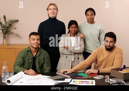 Des créateurs de mode multiraciaux confiants à votre bureau en studio Banque D'Images