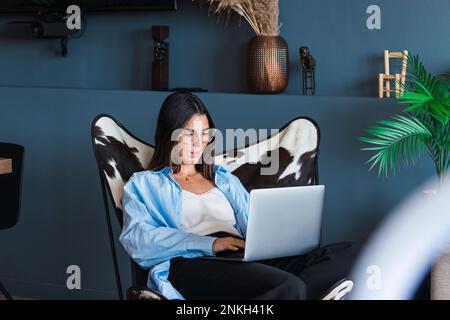 Jeune freelancer working on laptop at home Banque D'Images