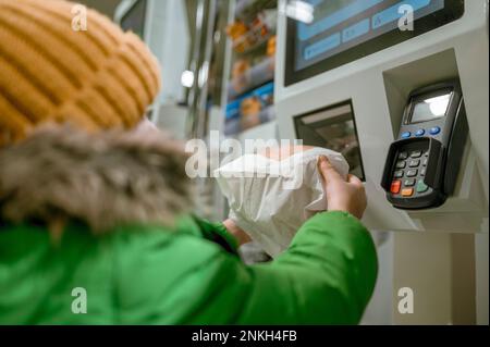 Emballage de lecture de code-barres pour garçons en magasin Banque D'Images