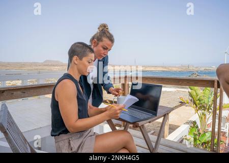 Femme d'affaires assistant collègue tenant le livre sur le balcon Banque D'Images