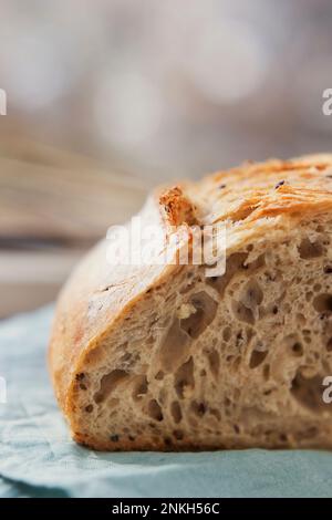 Gros plan de pain de levain fraîchement cuit Banque D'Images