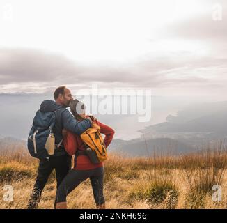 Couple affectueux et mûr debout ensemble sur les montagnes Banque D'Images