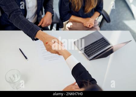 Le recruteur qui se fait la main avec le candidat après une entrevue réussie au bureau Banque D'Images