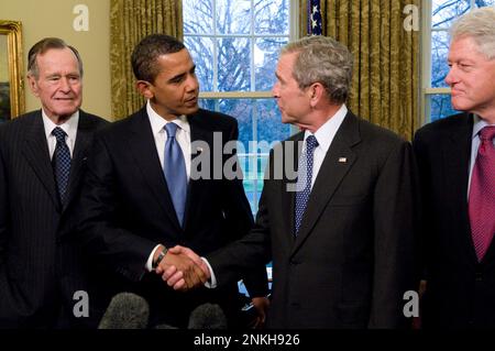 Washington, DC - 7 janvier 2009 -- le président des États-Unis George W. Bush, centre accueille l'ancien président des États-Unis George H.W. Bush, à gauche ; Barack Obama, élu président des États-Unis, au centre à gauche ; Bill Clinton, ancien président des États-Unis, au centre à droite ; et Jimmy carter, ancien président des États-Unis, à droite ; au bureau ovale de la Maison Blanche à Washington, DC mercredi, 7 janvier 2009. C'était la première fois que tous les présidents vivant passé, présent et futur étaient à la Maison Blanche ensemble depuis 1981.Credit: Ron Sachs/Pool via CNP Banque D'Images