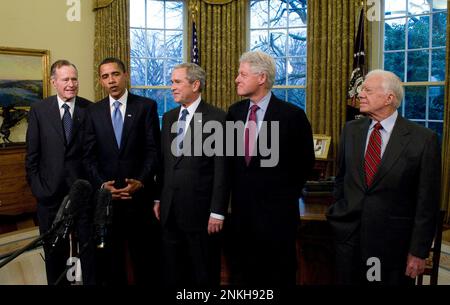 Washington, DC - 7 janvier 2009 -- le président des États-Unis George W. Bush, centre accueille l'ancien président des États-Unis George H.W. Bush, à gauche ; Barack Obama, élu président des États-Unis, au centre à gauche ; Bill Clinton, ancien président des États-Unis, au centre à droite ; et Jimmy carter, ancien président des États-Unis, à droite ; au bureau ovale de la Maison Blanche à Washington, DC mercredi, 7 janvier 2009. C'était la première fois que tous les présidents vivant passé, présent et futur étaient à la Maison Blanche ensemble depuis 1981.Credit: Ron Sachs/Pool via CNP Banque D'Images