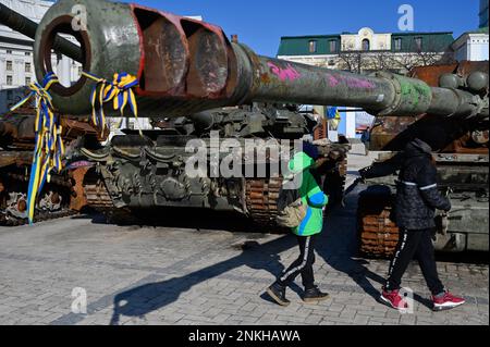 Kiev, Ukraine. 23rd févr. 2023. Les gens regardent les équipements militaires russes détruits capturés à la veille du premier anniversaire de l'offensive russe sur l'Ukraine dans le centre de Kiev. La Russie a envahi l'Ukraine le 24 février 2022, déclenchant la plus grande attaque militaire en Europe depuis la Seconde Guerre mondiale Crédit : SOPA Images Limited/Alamy Live News Banque D'Images