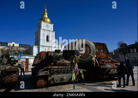 Kiev, Ukraine. 23rd févr. 2023. Les gens regardent les équipements militaires russes détruits capturés à la veille du premier anniversaire de l'offensive russe sur l'Ukraine dans le centre de Kiev. La Russie a envahi l'Ukraine le 24 février 2022, déclenchant la plus grande attaque militaire en Europe depuis la Seconde Guerre mondiale Crédit : SOPA Images Limited/Alamy Live News Banque D'Images