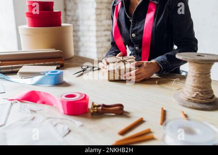 Mains de woman holding gift box Banque D'Images