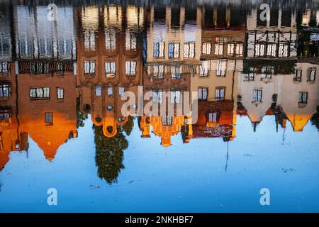 Réflexion de bâtiments dans la rivière Motlawa au lever du soleil Banque D'Images