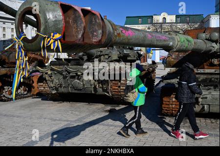 Kiev, Ukraine. 23rd févr. 2023. Les gens regardent les équipements militaires russes détruits capturés à la veille du premier anniversaire de l'offensive russe sur l'Ukraine dans le centre de Kiev. La Russie a envahi l'Ukraine le 24 février 2022, déclenchant la plus grande attaque militaire en Europe depuis la Seconde Guerre mondiale (Photo par Sergei Chuzavkov/SOPPA Images/Sipa USA) crédit: SIPA USA/Alay Live News Banque D'Images