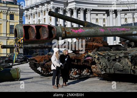 Kiev, Ukraine. 23rd févr. 2023. Les gens regardent les équipements militaires russes détruits capturés à la veille du premier anniversaire de l'offensive russe sur l'Ukraine dans le centre de Kiev. La Russie a envahi l'Ukraine le 24 février 2022, déclenchant la plus grande attaque militaire en Europe depuis la Seconde Guerre mondiale (Photo par Sergei Chuzavkov/SOPPA Images/Sipa USA) crédit: SIPA USA/Alay Live News Banque D'Images