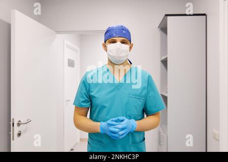 Chirurgien portant un masque de protection debout à l'hôpital Banque D'Images