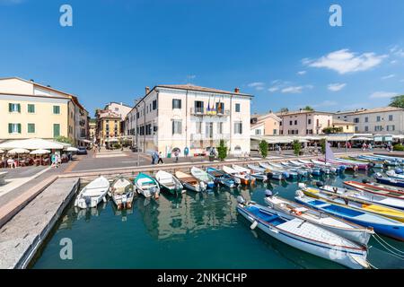 Italie, Vénétie, Bardolino, lignes de bateaux amarrés dans le port de ville Banque D'Images