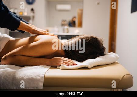 Jeune femme recevant un massage du masseur Banque D'Images