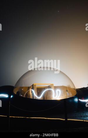 Sentier lumineux dans une tente dôme sous le ciel la nuit Banque D'Images