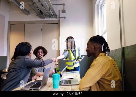 Femme d'affaires qui se mêle à un collègue sur le lieu de travail Banque D'Images