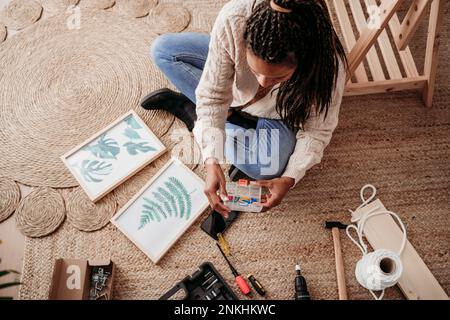 Femme faisant des cadres de bricolage à la maison Banque D'Images