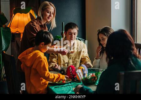 Bonne famille pour un dîner de Pâques à la table à la maison Banque D'Images