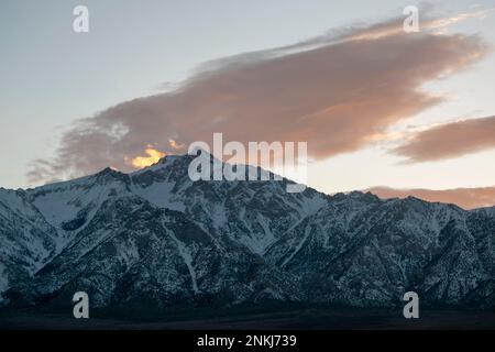 Les couchers de soleil du Manzanar War Relocation Center, au pied de la Sierra orientale dans le comté d'Inyo, CA, peuvent être étonnants. Banque D'Images