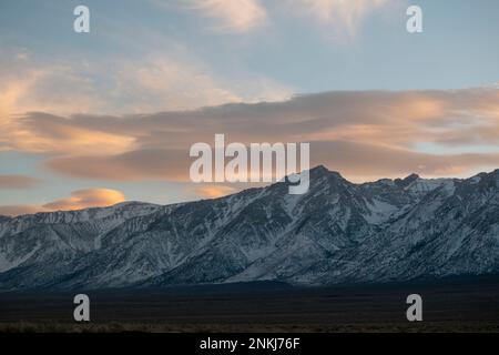 Les couchers de soleil du Manzanar War Relocation Center, au pied de la Sierra orientale dans le comté d'Inyo, CA, peuvent être étonnants. Banque D'Images