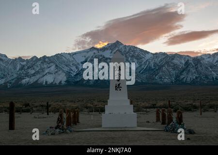 Les couchers de soleil du Manzanar War Relocation Center, au pied de la Sierra orientale dans le comté d'Inyo, CA, peuvent être étonnants. Banque D'Images