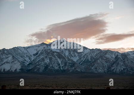 Les couchers de soleil du Manzanar War Relocation Center, au pied de la Sierra orientale dans le comté d'Inyo, CA, peuvent être étonnants. Banque D'Images