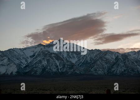 Les couchers de soleil du Manzanar War Relocation Center, au pied de la Sierra orientale dans le comté d'Inyo, CA, peuvent être étonnants. Banque D'Images