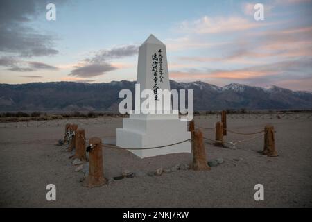 Les couchers de soleil du Manzanar War Relocation Center, au pied de la Sierra orientale dans le comté d'Inyo, CA, peuvent être étonnants. Banque D'Images