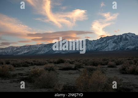 Les couchers de soleil du Manzanar War Relocation Center, au pied de la Sierra orientale dans le comté d'Inyo, CA, peuvent être étonnants. Banque D'Images