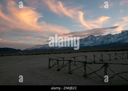 Les couchers de soleil du Manzanar War Relocation Center, au pied de la Sierra orientale dans le comté d'Inyo, CA, peuvent être étonnants. Banque D'Images