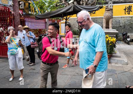 Asia tour Hội an est une ville de la côte centrale du Vietnam connue pour sa ville ancienne bien préservée. un temple local le guide se réjouit de trouver un t perdu Banque D'Images