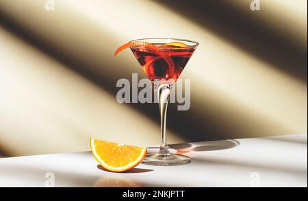 Boisson alcoolisée Martinez avec vermouth rouge, liqueur, orange amer, zeste et glace. Fond beige clair, lumière dure, motif ombre, copie sp Banque D'Images