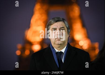Paris, France, 23 février 2023. Vadym Omelchenko, ambassadeur d'Ukraine en France, assiste à un événement pour éclairer la Tour Eiffel aux couleurs du drapeau ukrainien en signe de soutien à l'Ukraine, un an après que la Russie ait lancé une invasion militaire sur le pays, à Paris, en France, sur 23 février 2023. Kiev est sur 24 février pour marquer le premier anniversaire de l'invasion de Moscou, alors que les Ukrainiens se sont vantés de nouvelles grèves russes après une année de défiance et de douleur, comme il y a un an, Le président de la Russie a stupéfié le monde en envoyant des troupes de l'autre côté de la frontière dans les premières heures du matin à 'dé-milt Banque D'Images
