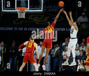 Boulder, Colorado, États-Unis. 23rd févr. 2023. USC Trojans avance Joshua Morgan (24) compétition un tir de la garde des Buffaloes du Colorado Nique Clifford (32) dans la deuxième moitié du match de basket-ball masculin entre le Colorado et l'USC à Boulder, CO Derek Regensburger/CSM/Alamy Live News Banque D'Images