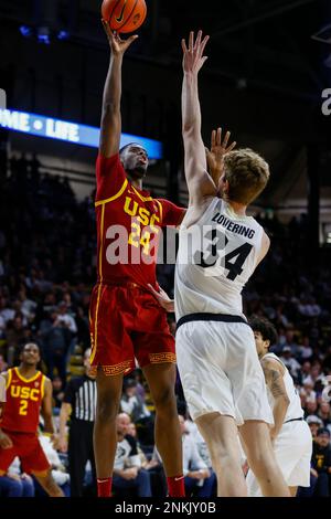 Boulder, Colorado, États-Unis. 23rd févr. 2023. USC Trojans en avant Joshua Morgan (24) tourne au-dessus du Colorado Buffaloes centre Lawson Lovering (34) dans la deuxième moitié du jeu de basket-ball masculin entre le Colorado et l'USC à Boulder, CO Derek Regensburger/CSM/Alamy Live News Banque D'Images