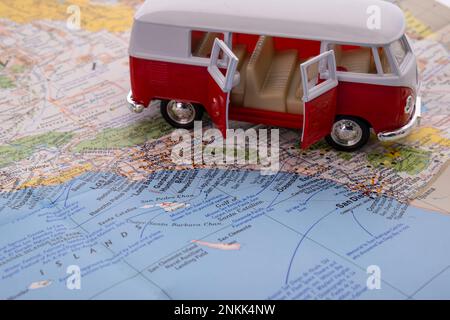 OGDEN, UTAH États-Unis - FÉVRIER 10 2023 Minibus miniature rouge et blanc VW avec ses portes ouvertes sur une carte de la côte californienne montrant San Diego, long Beach Banque D'Images