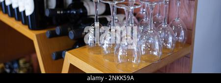 Bouteilles de verres à vin sur le porte-armoire Banque D'Images